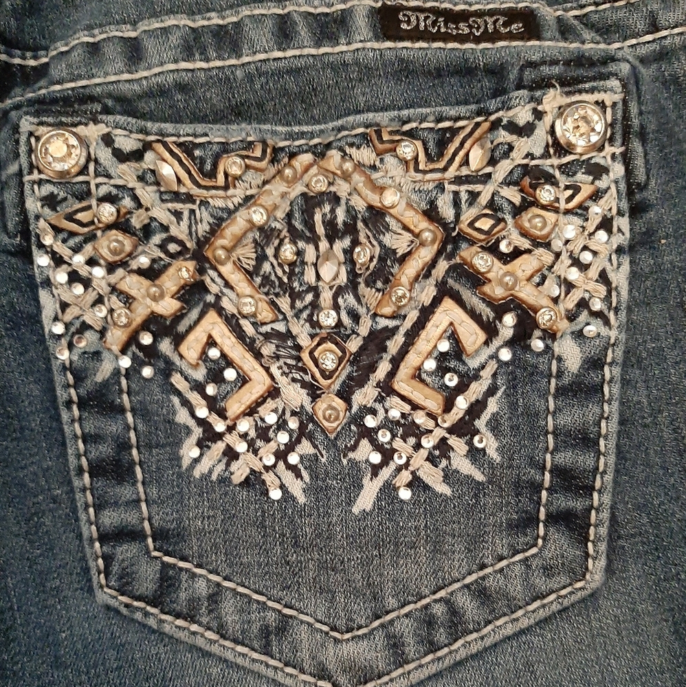 Miss Me Jeans 27x32 Bootcut EUC Midrise Beautiful